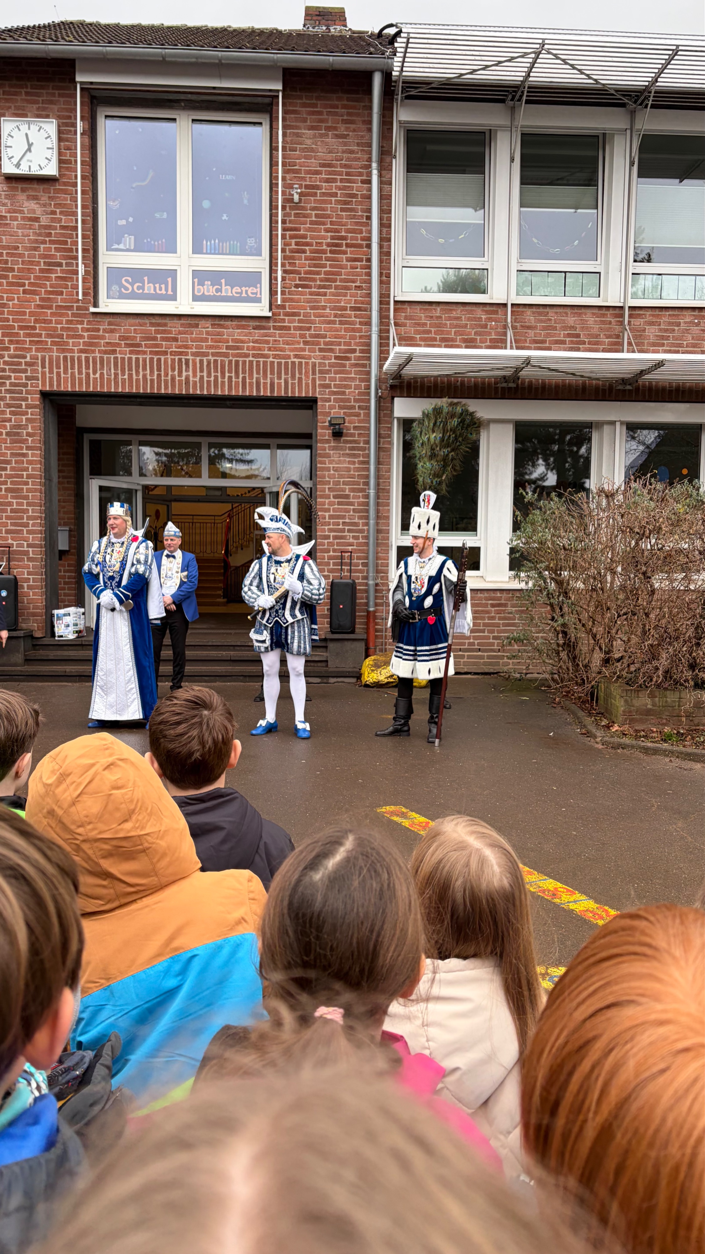 Jecker Besuch auf unserem Schulhof!