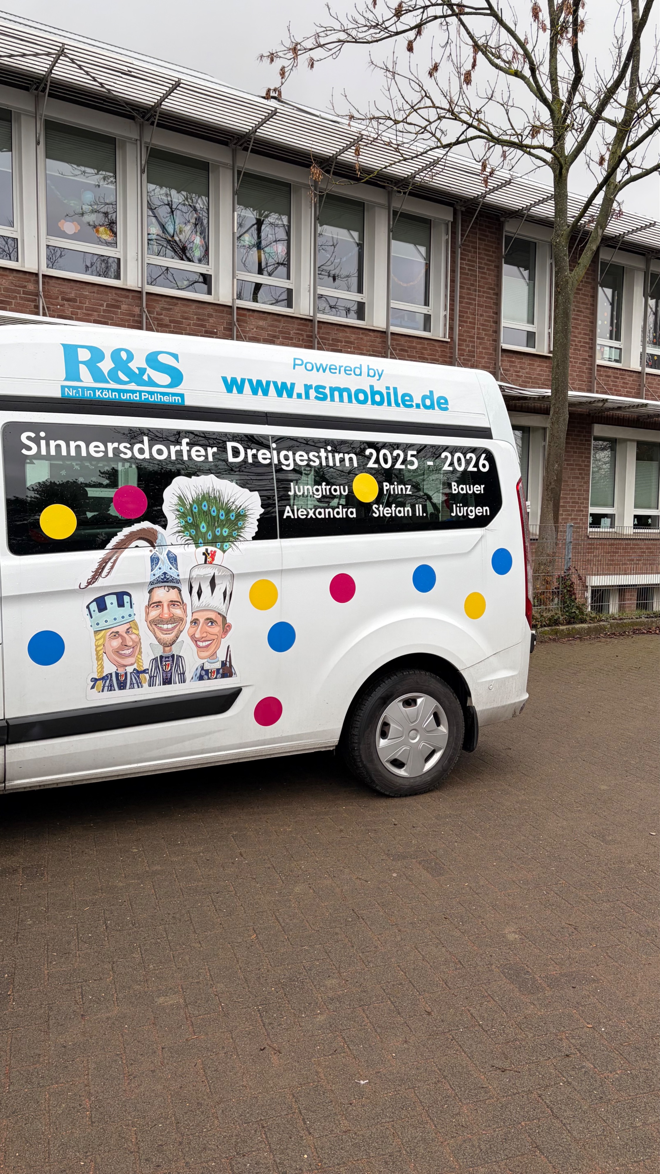 Jecker Besuch auf unserem Schulhof!