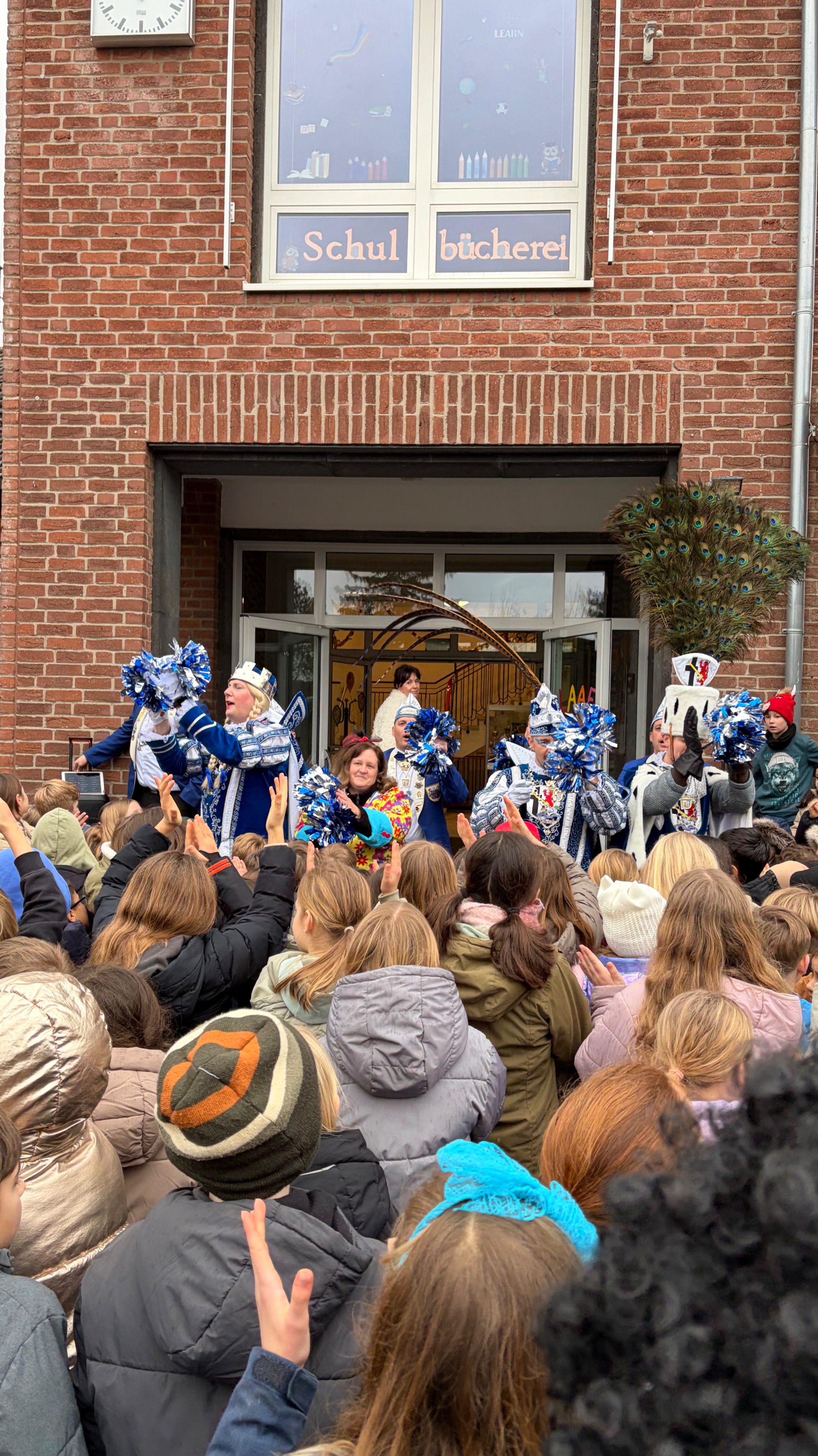 Jecker Besuch auf unserem Schulhof!